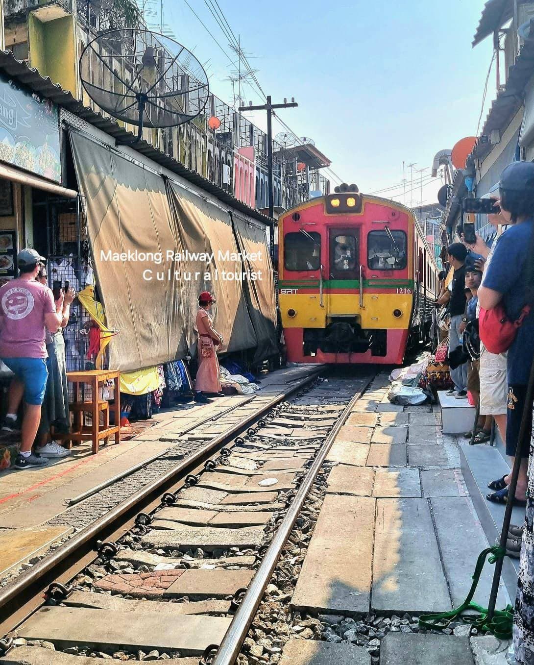 Bangkok Floating Market Tour & Train Market photo 4